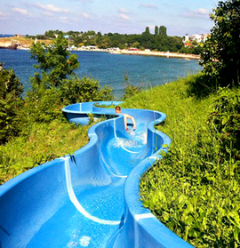 Атракціон: водна гірка, яка веде з табору прямо на пляж