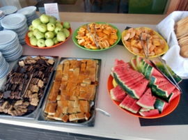 Свіжі фрукти в англійському таборі в Болгарії