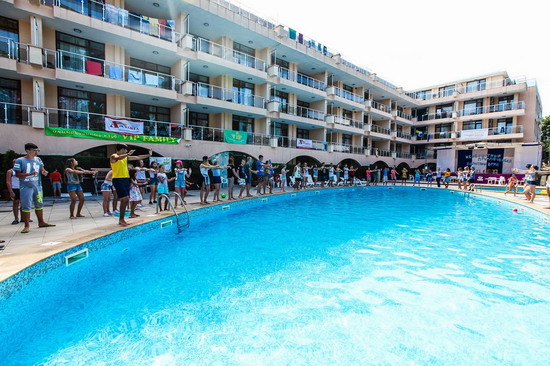 Головна будівля в дитячому літньому таборі в Болгарії