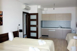 Кімната з кухонним боксом. Табір в Болгарії на морі