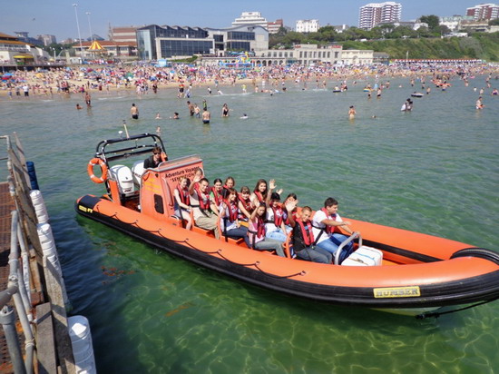 Mudeford. SpeedBoat. Дитячий табір в Бриітанії. На човні