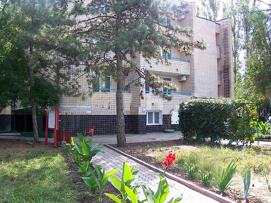 Територія дитячого табору на базі відпочинку в Коблево на Чорному морі