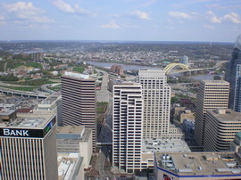 Вид на центр Цинциннати с крыши высотного здания